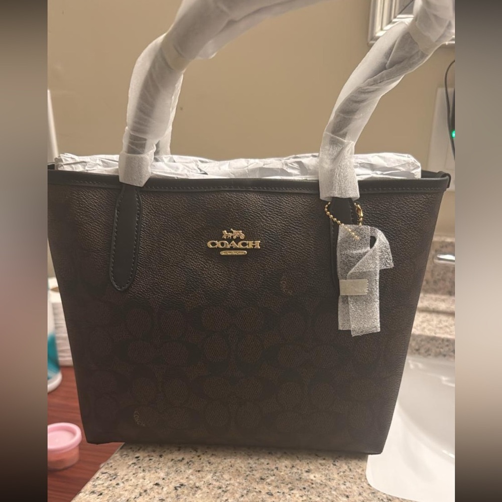 🤎NWT SMALL CITY TOTE WALNUT/BLACK/GOLD🤎